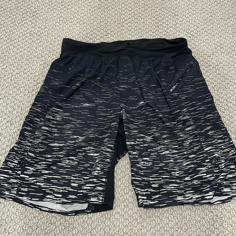 Lululemon Men’s size L shorts